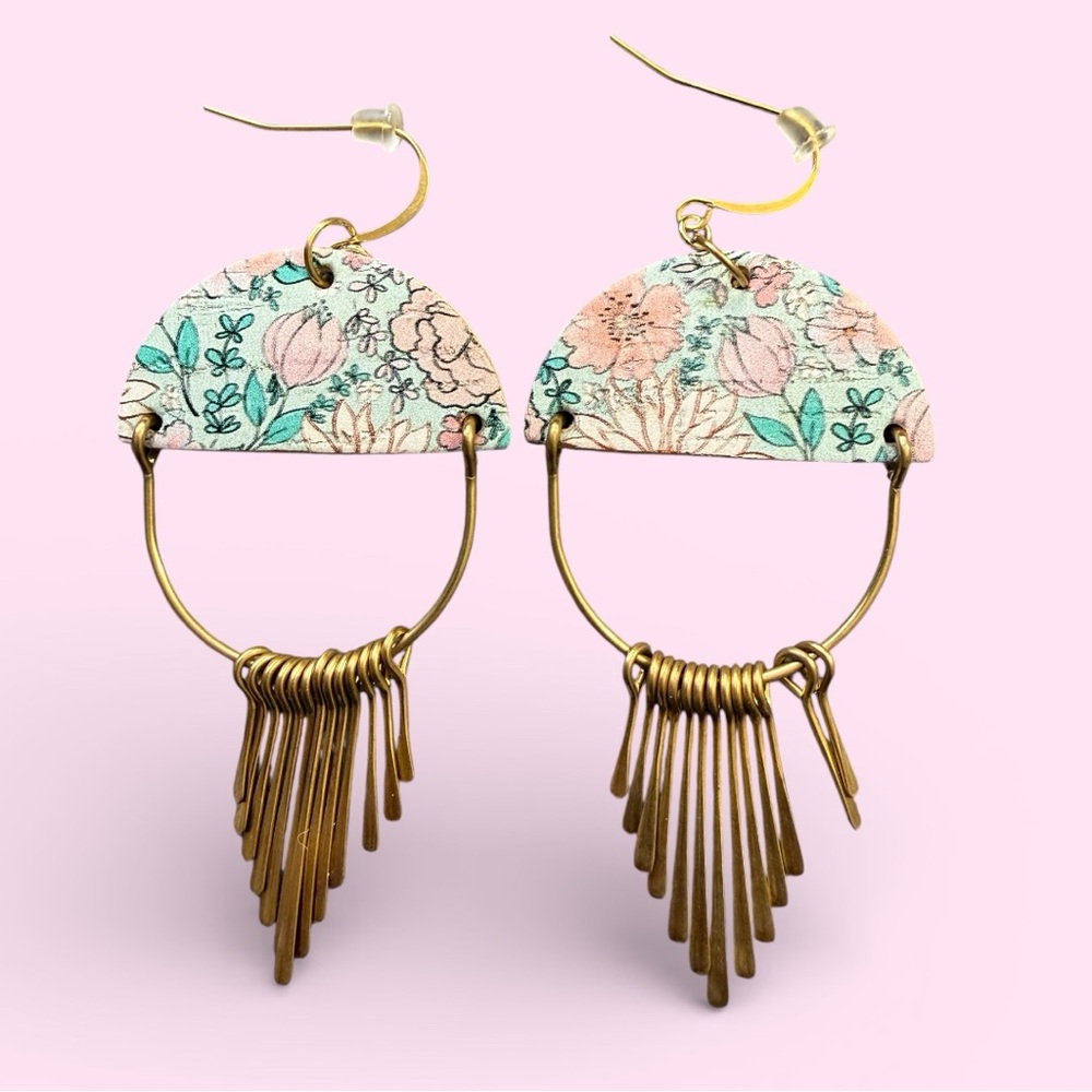 NWOT BEAUTIFUL BOHO/WESTERN STYLE HANDMADE LEATHER & BRASS DANGLE EARRINGS.